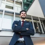 Eletromidia transforma telas de elevador em canal eficiente de comunicação condominial, com tecnologia proprietária e curadoria editorial.